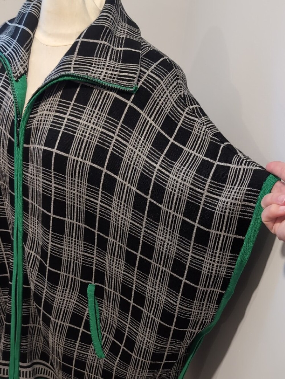 Lyse Spenard Black Plaid Zip-Front Cape Poncho Jacket with Green Trim Large / XL - Picture 4 of 13